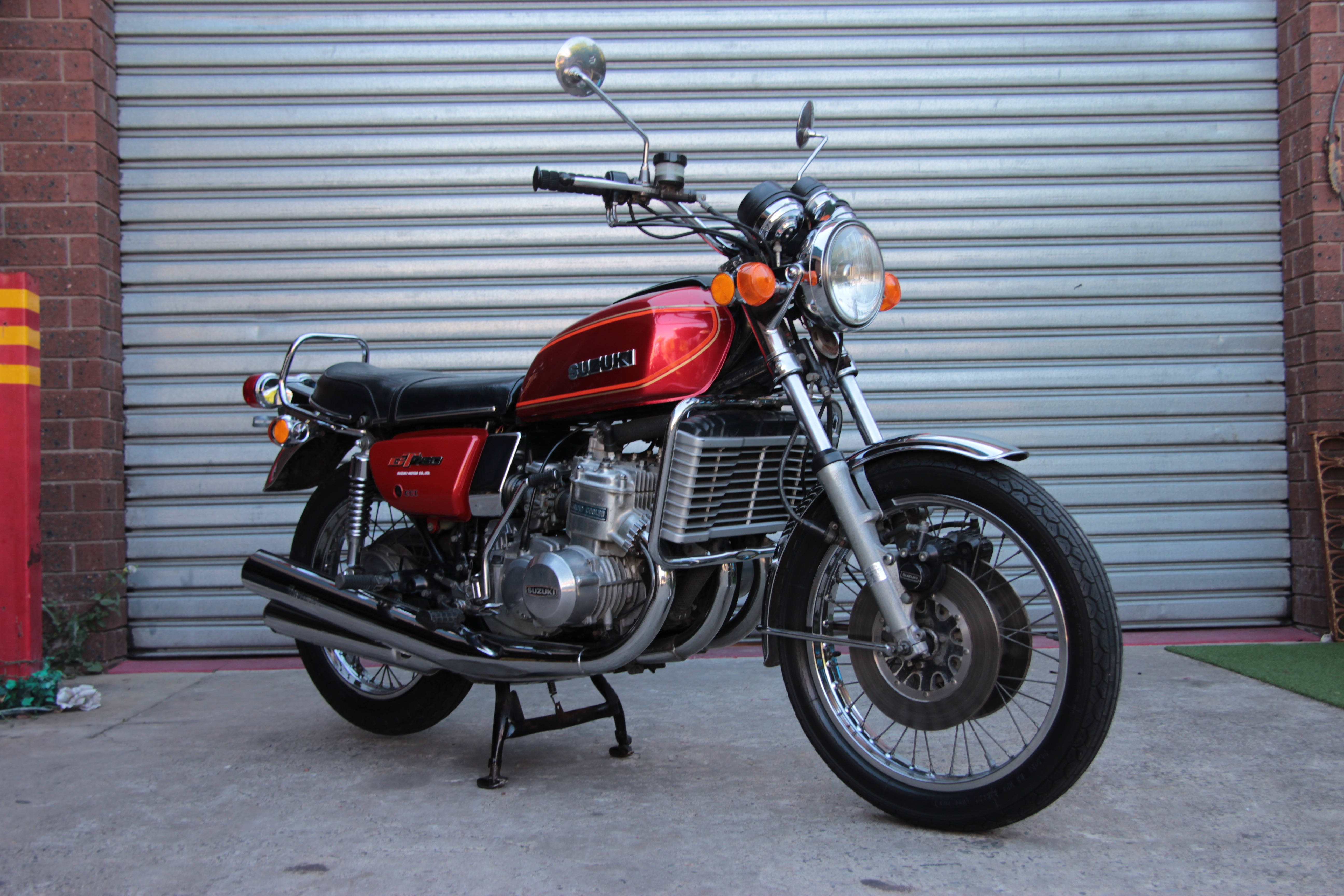 SUZUKI GT 750